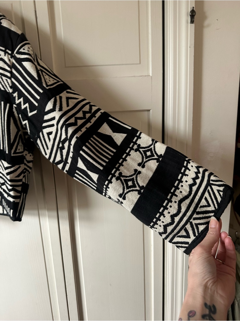 Flashback Black & White Geometric Cropped Jacket - Picture 4 of 14